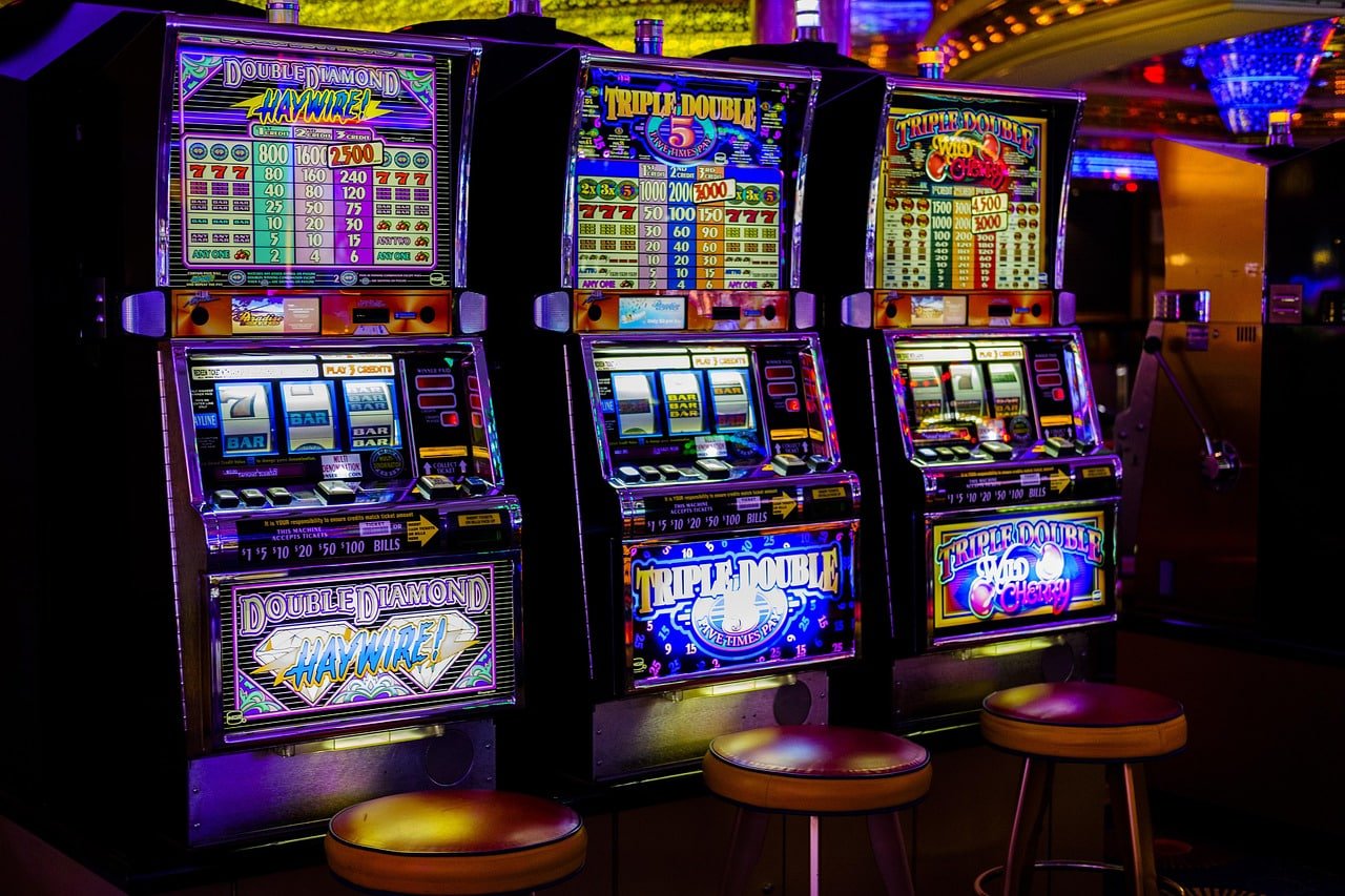 Live roulette and blackjack dealer stream in online casino room
